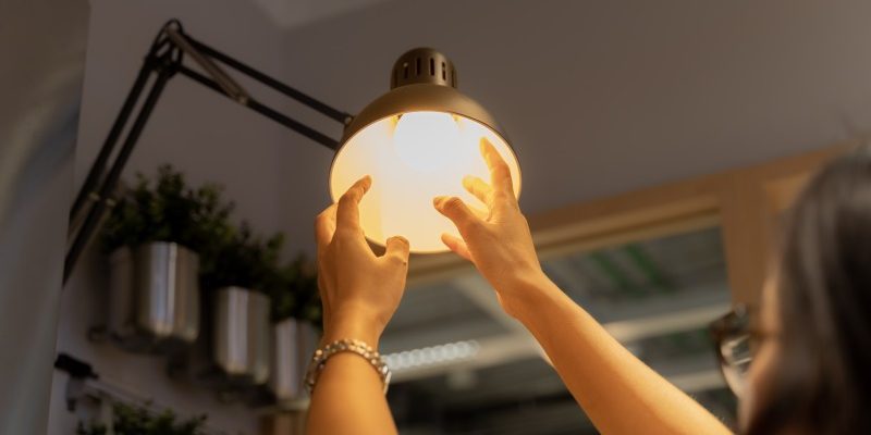 Która lampa najlepiej zastąpi światło dzienne w mieszkaniu? Porównanie oświetlenia domowego