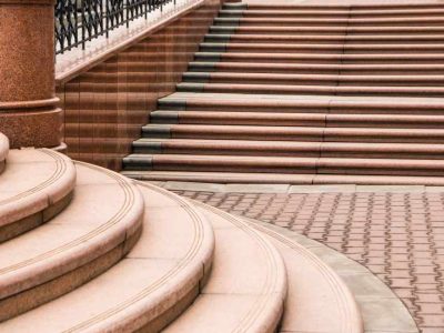 Atrakcyjna i oszczędna konstrukcja schodów do budynków użyteczności publicznej