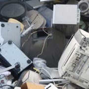 Gdzie pozbyć się starych płyt CD? Czy płyty CD należą do elektrośmieci? Jak segregować odpady związane z płytami CD?